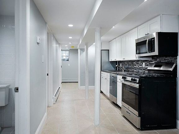 5th image of 1481 Gates Ave #1