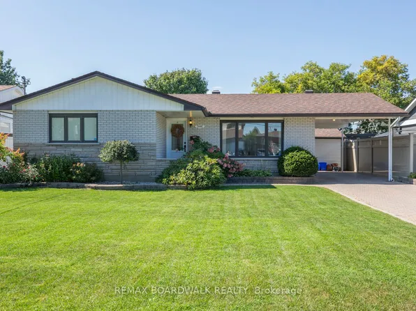 1588 Maxime St, Ottawa, ON K1B 3L1