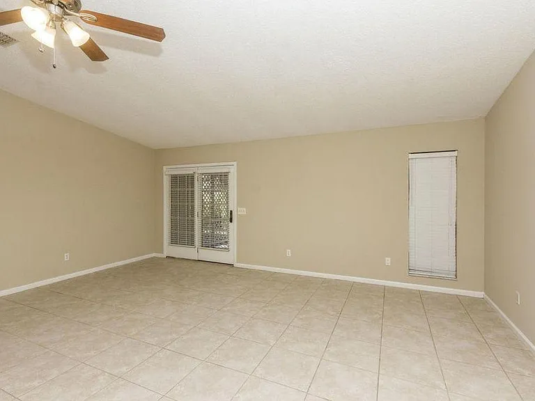 2113 Thrasher Ln — Photo 7