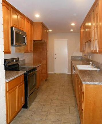 3rd image of 5330 Lindley Ave Unit 102