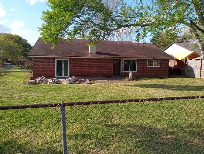 209 Basswood St — Photo 7