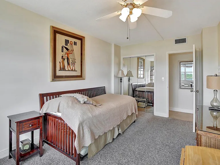 2555 NE 11th St #Penthouse 09 — Photo 21