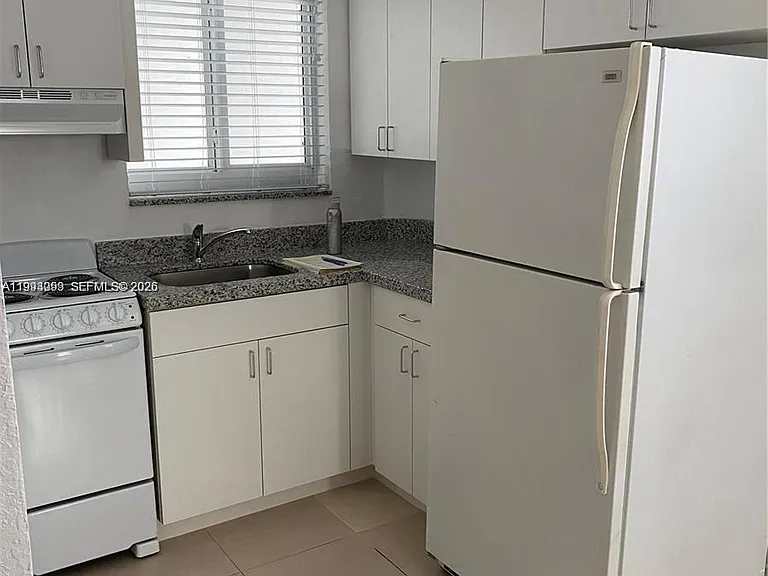 35 SW 21st Ave #4 — Photo 5