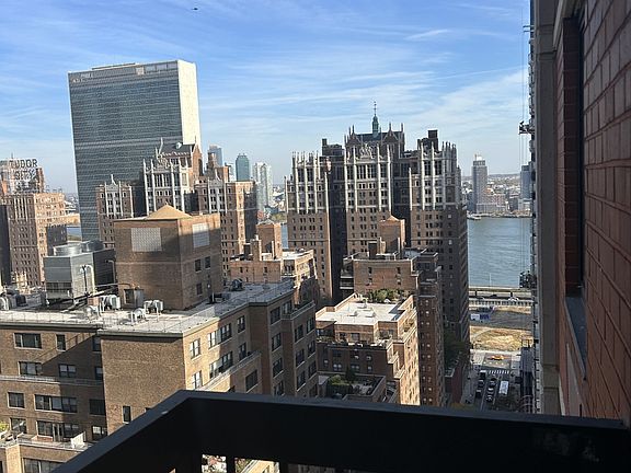 5th image of 250 E 40th St APT 27D