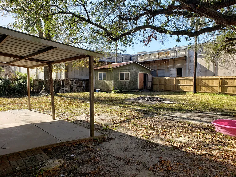 805 Lamar St — Photo 2