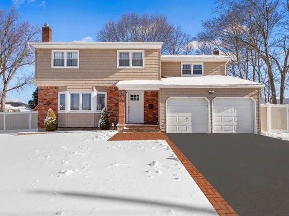 203 Osceola Avenue, Deer Park, NY 11729