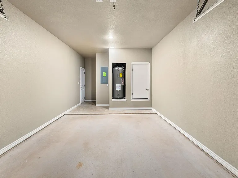 408 W Avenue C — Photo 27