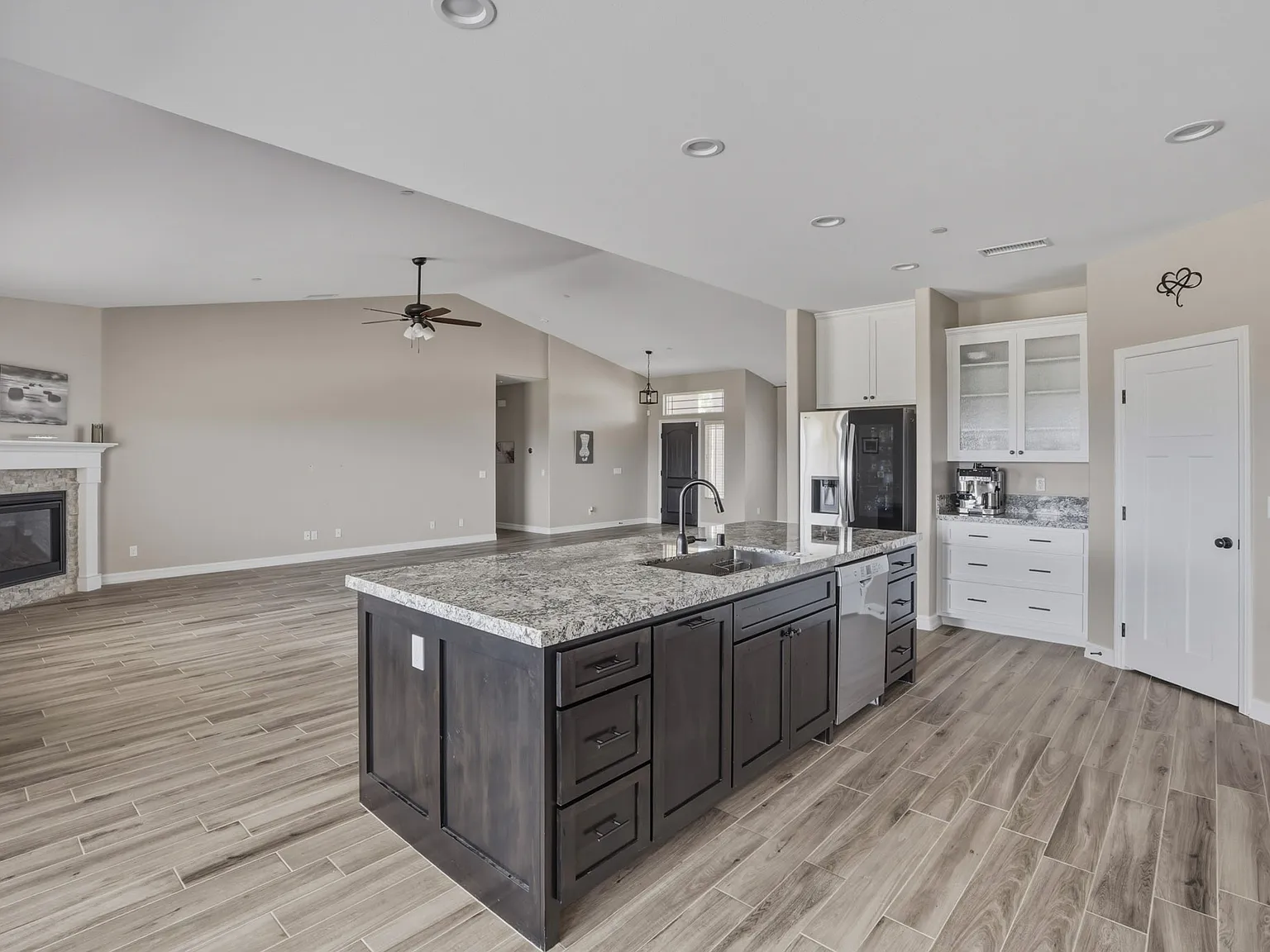 4 bed, 2537 sqft, $3,695 — Photo 3
