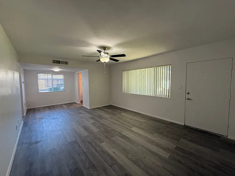 320-330 W Medlock Dr — Photo 4
