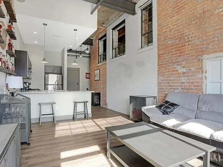570 S Front St #110 — Photo 2