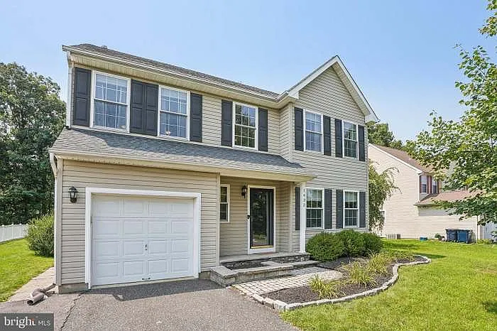 3 bed, 2.5 bath, 2034 sqft, $2,700 — Photo 2