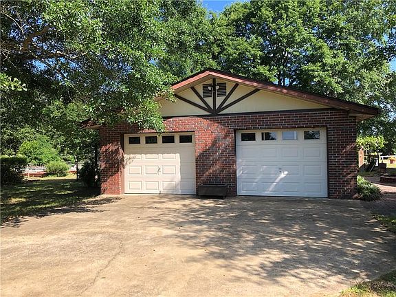 2nd image of 4 Magnolia Ct