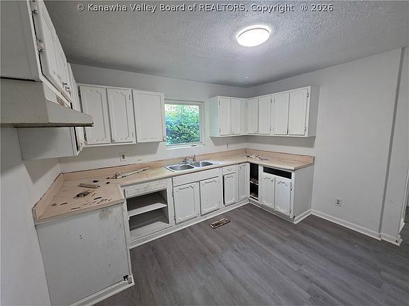 5th image of 325 Olive St