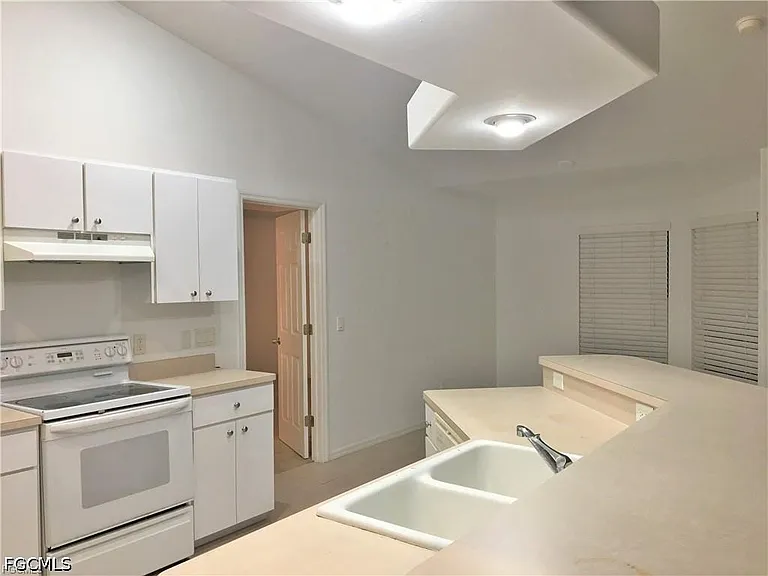 2221 SW 8th Pl — Photo 7