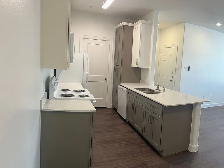 Ashley Crest — Photo 51