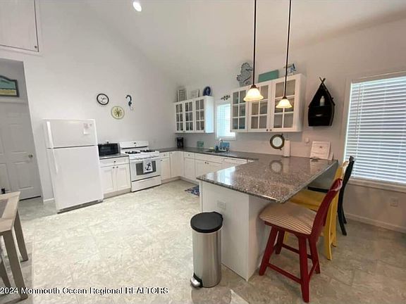 3rd image of 421B Coolidge Avenue Sept Weekly #2300