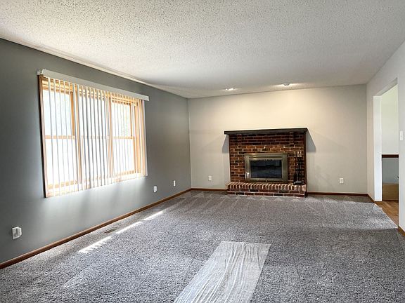 4th image of 683 Woodstock Ln