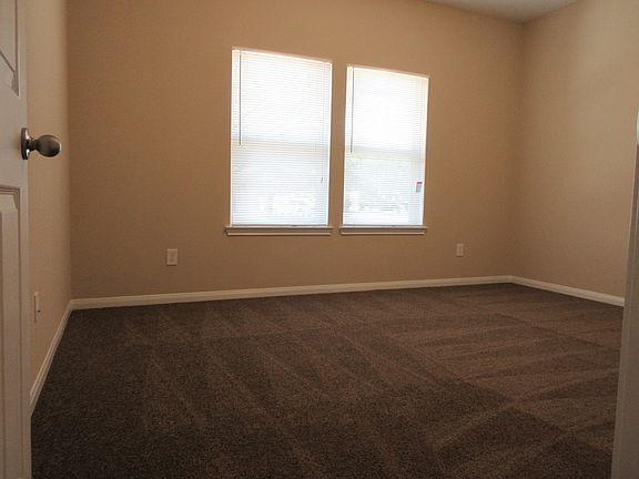 4th image of 3018 Greenbriar Dr