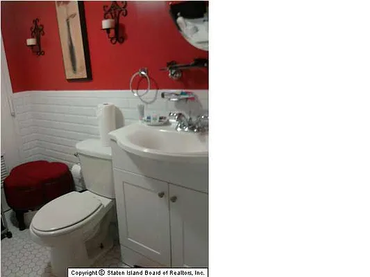 Sold by Thomas Gugliucci Real Estate | media 16