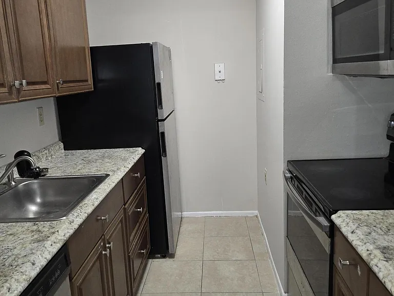 1141 Lake Victoria Dr #H — Photo 9