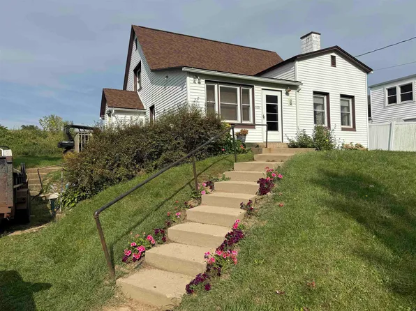 7691 N Menominee Rd, East Dubuque, IL 61025