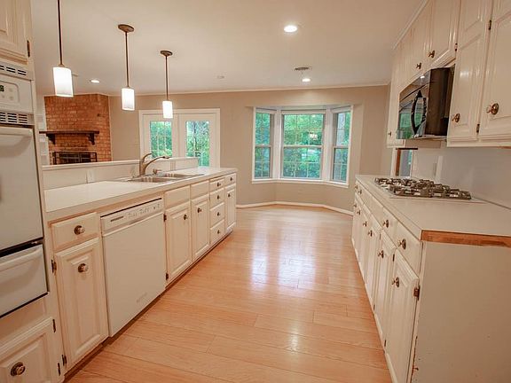 5th image of 700 White Oak Dr