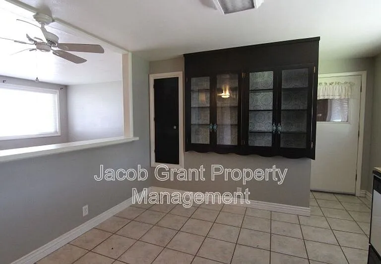 786 Sykes Dr — Photo 3