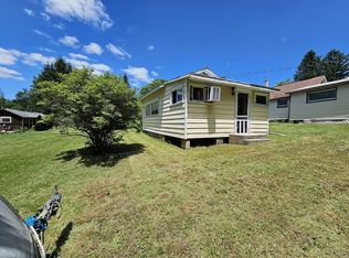 135 Circle Ln, Greentown, PA 18426