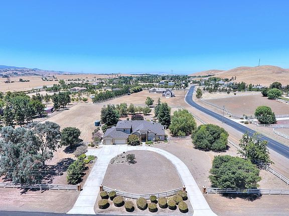 2nd image of 800 Meadow Ct