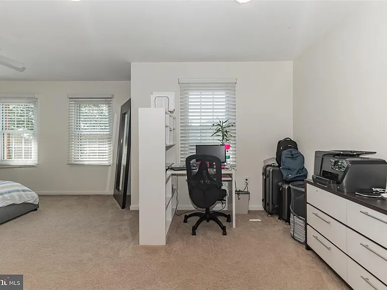 Master Bedroom (photo 3/3)