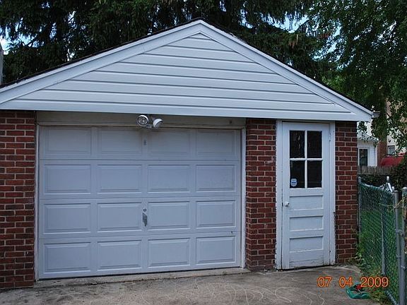 1 1/2 Car Garage