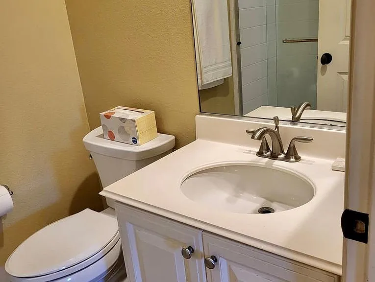 studio bathroom 5