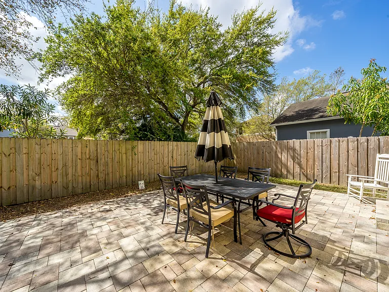 205 E Kirby St — Photo 29