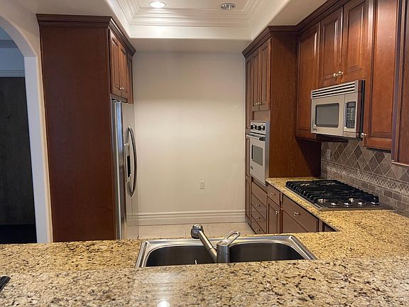 4th image of 10640 Woodbridge St #Penthouse 4
