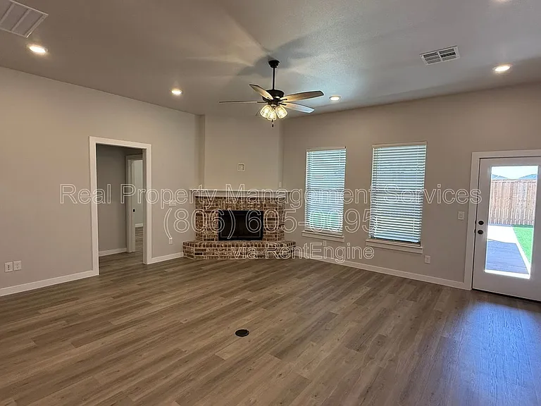 2915 Tractor Ave — Photo 2