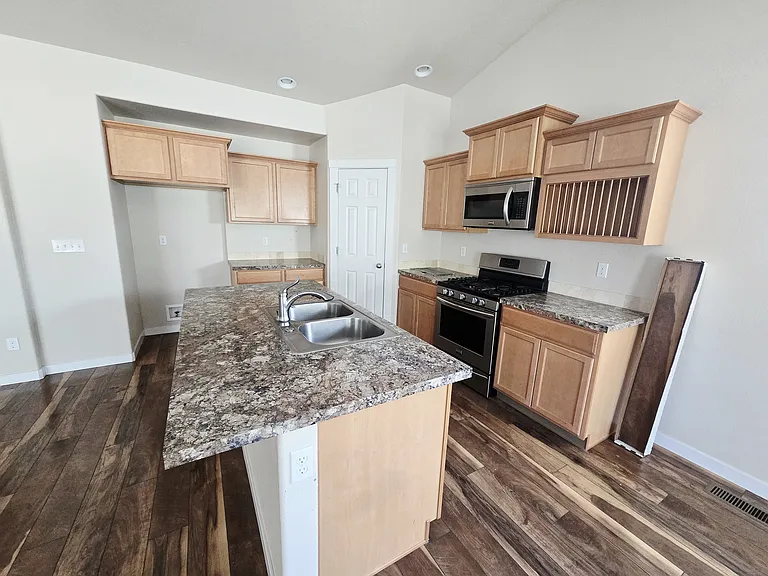 10604 Alpine St — Photo 3