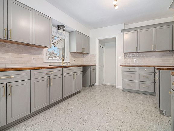 5th image of 1643 Burlingame Ave SW