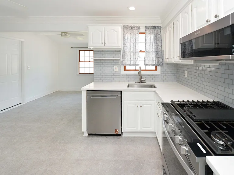 32-09 Heywood Ave — Photo 12