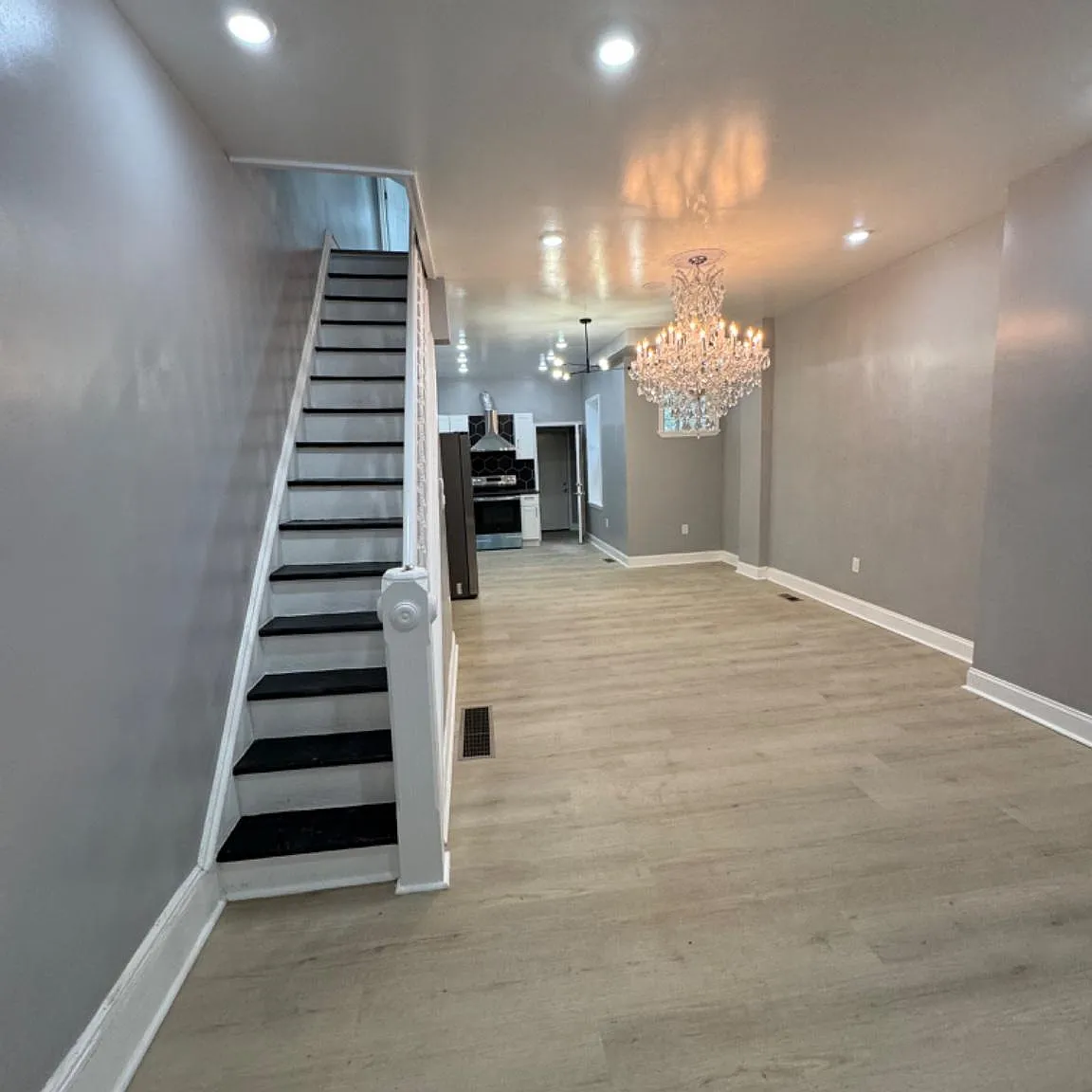 5 bed, 2.0 bath, 1230 sqft, $2,300 — Photo 2