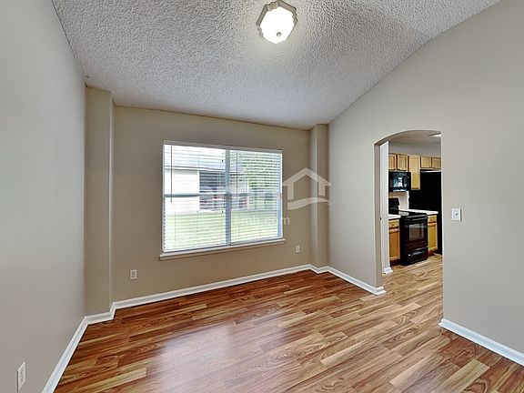 5th image of 220 Southlake Dr