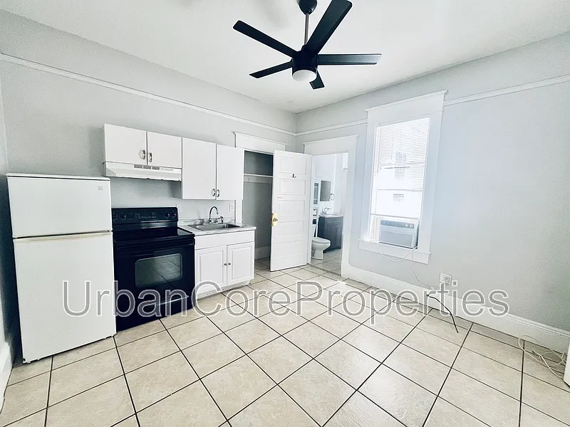 Studio, 1.0 bath, 300 sqft, $1,095 — Photo 3