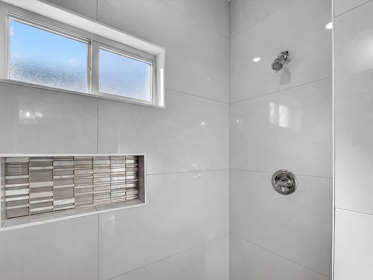 412 W Avenue C — Photo 25