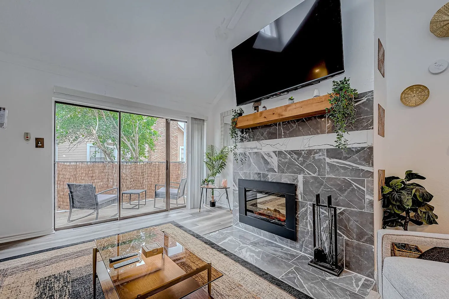 1 bed, 1.0 bath, 828 sqft, $3,318 — Photo 3
