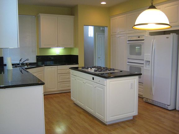 Kitchen w/ double oven, refrigerator/freezer, dishwasher, di