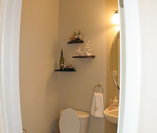 Main Level: Half Bath