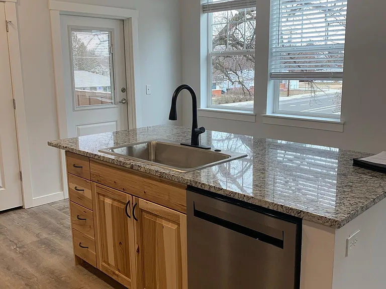 645 W Pine Ave — Photo 5
