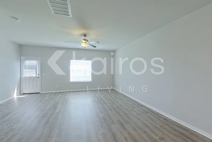 5 bed, 2.5 bath, 2700 sqft, $2,225 — Photo 2