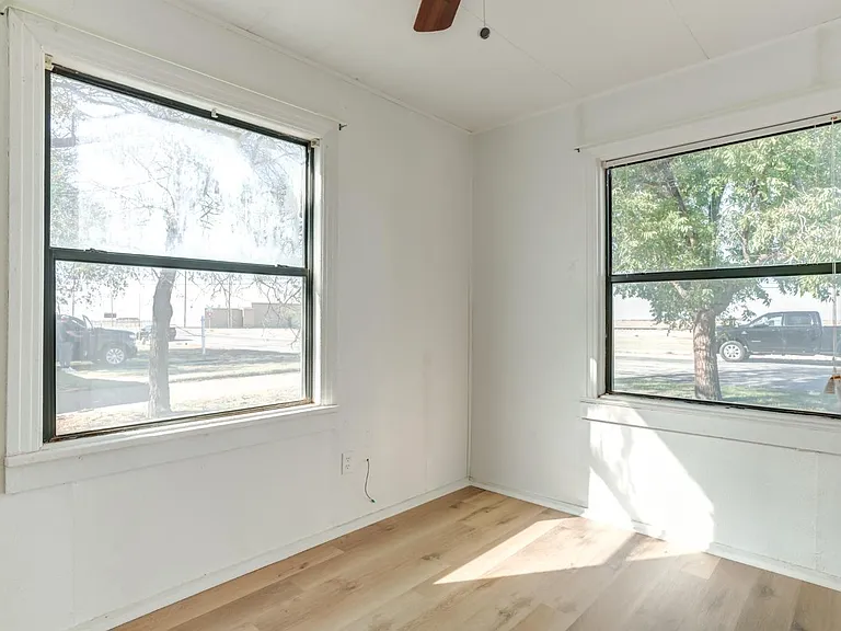 807 W 5th St — Photo 17