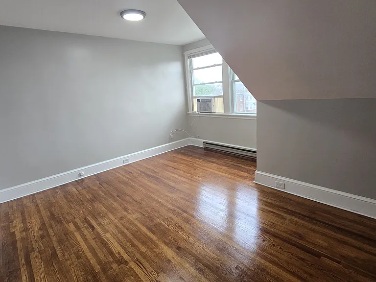 715 Oak Hill Ave #3 — Photo 2