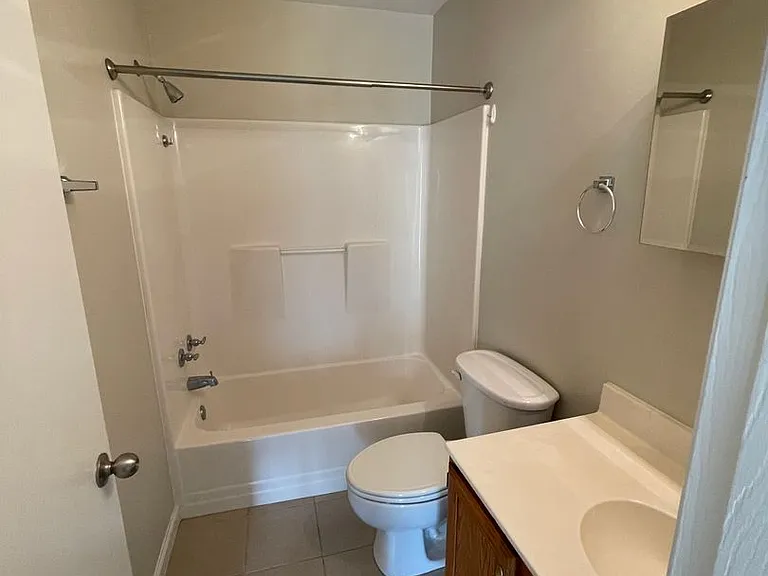 215 W 3rd St #1 — Photo 8